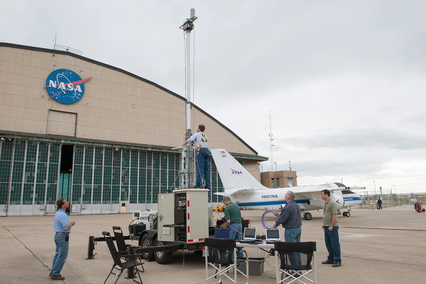 NASA engineers raise a communications mast during UAS command-and-control radio testing.
